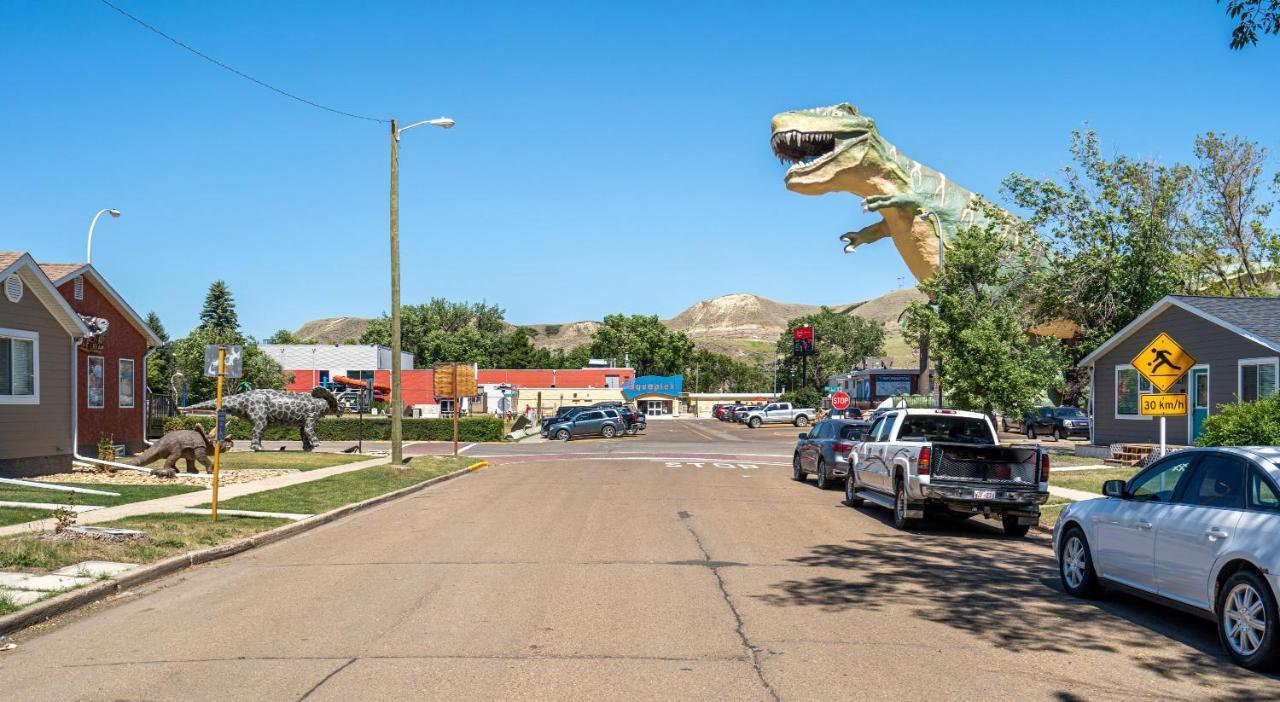 Raptor Retreat L Central L Big Dinosaur L Sleeps 9 Drumheller Zewnętrze zdjęcie